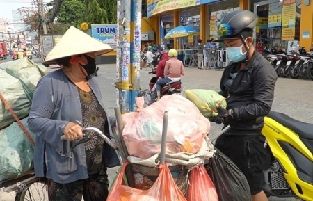 This Vietnamese young man has offered free meals to poor people for almost a decade