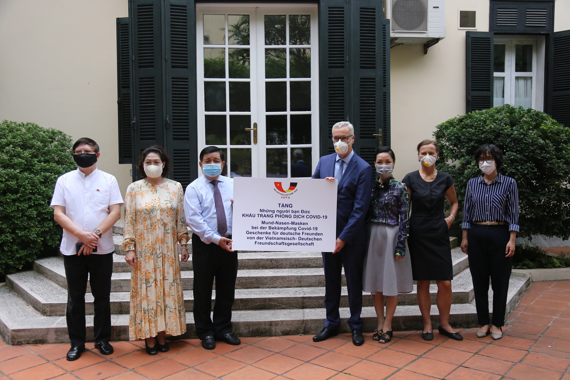 vietnam germany friendship association donates 80000 masks to help germans fight against covid 19