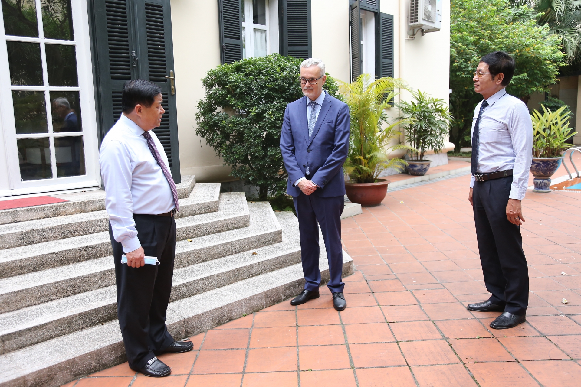 vietnam germany friendship association donates 80000 masks to help germans fight against covid 19