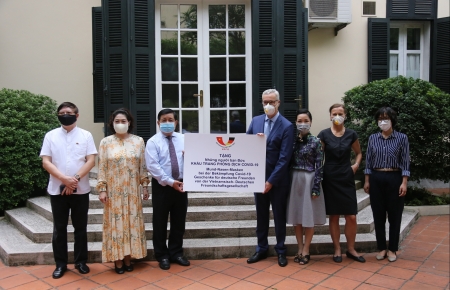 Vietnam - Germany Friendship Association donates 80,000 masks to help Germans fight against COVID-19