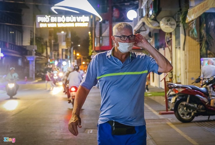 bui vien walking street remains deserted after re opening