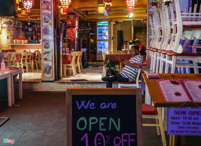 bui vien walking street remains deserted after re opening