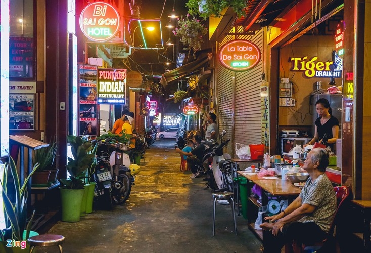 bui vien walking street remains deserted after re opening
