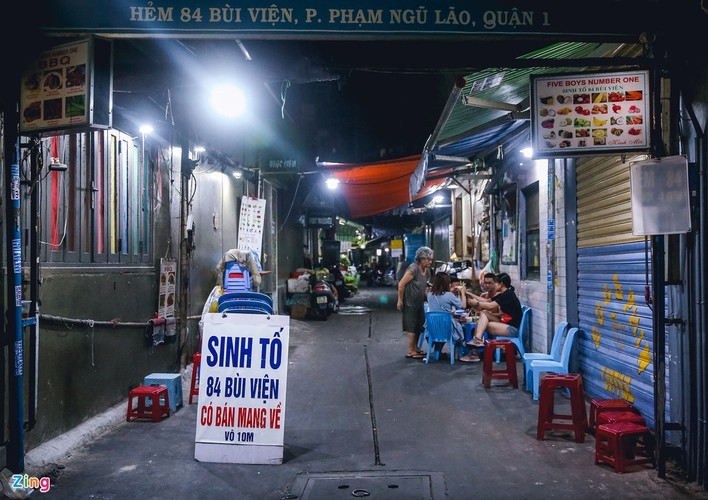 bui vien walking street remains deserted after re opening