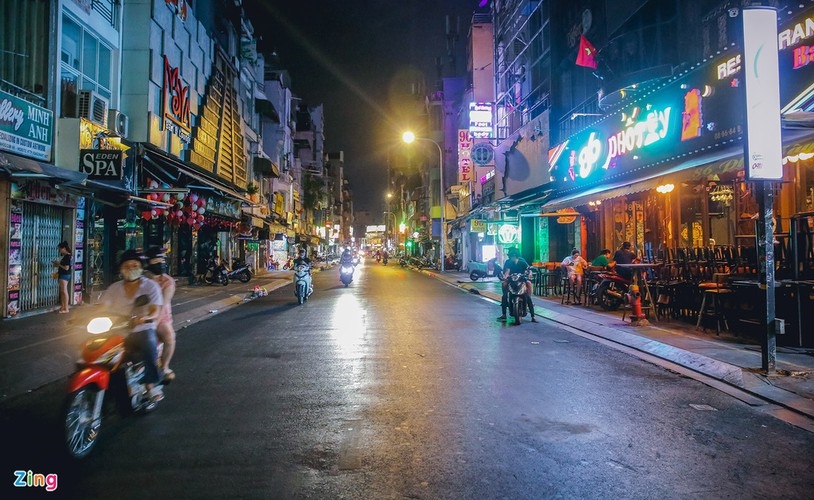bui vien walking street remains deserted after re opening