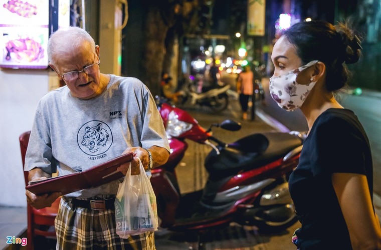 bui vien walking street remains deserted after re opening