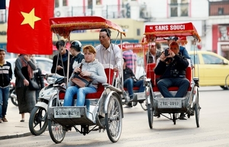 Vietnam continues to close borders to foreign tourists