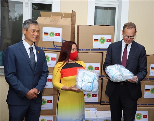 berlin mayor applauses vietnamese community in germany for their charity work