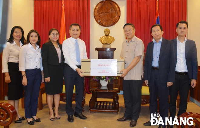 da nang city donates 5000 antibacterial masks to laos