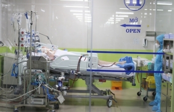 critically ill british pilot coronavirus patient smiles shakes hands with doctors