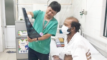 Vietnamese doctors timely treating three foreigners stuck in country due to COVID-19