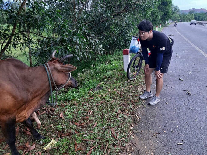 south korean student cycles across vietnam