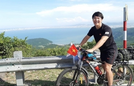 South Korean student cycles across Vietnam
