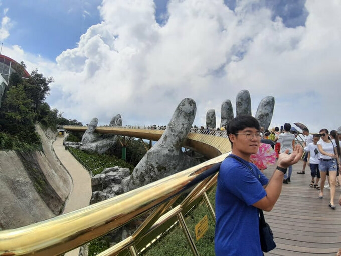south korean student cycles across vietnam
