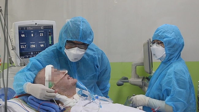 Once-bedridden, British pilot coronavirus patient now can sit up and move legs by his own