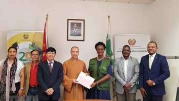 Vietnamese Buddhists present 100 tons of rice to Mozambique storm victims
