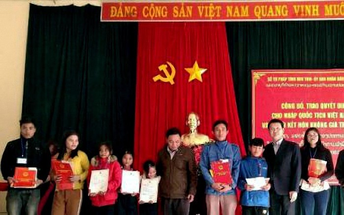more than 50 lao nationals gain vietnamese citizenship