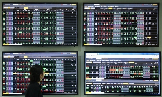 vn index sinks into the red exempts fees of 15 securities services