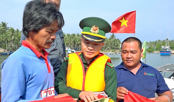 Vietnamese fishermen join hands in ensuring order at sea