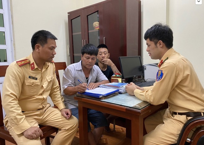 Hanoi traffic policemen save drowning man