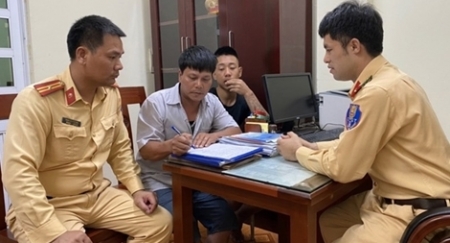 Hanoi traffic policemen save drowning man