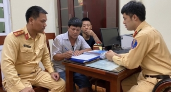 Hanoi traffic policemen save drowning man