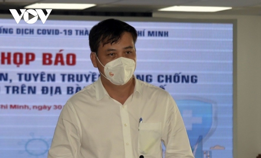 Le Hoa Binh, vice chairman of the municipal administration, unveils a new decree on COVID-19 prevention and control measures in a new normal status on September 30. Photo: VOV