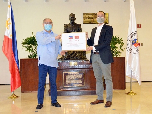 vietnamese male billionaire donates face masks ppe for filipino frontliners to combat covid 19