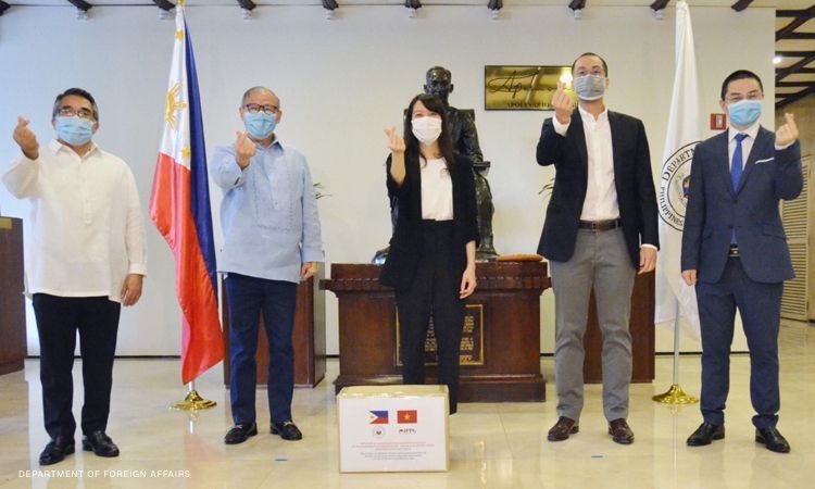 vietnamese male billionaire donates face masks ppe for filipino frontliners to combat covid 19