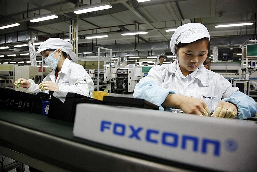 apple fills key positions in vietnam to open factory