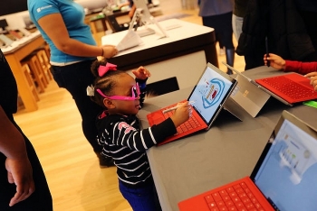 microsoft permanently closes retail stores around the world focusing to online sales