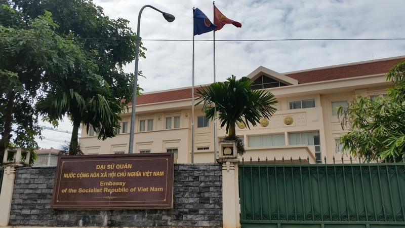 1615 tu 84 204 nguoi nuoc ngoai tai lao tam thoi khong phai xin gia han luu tru