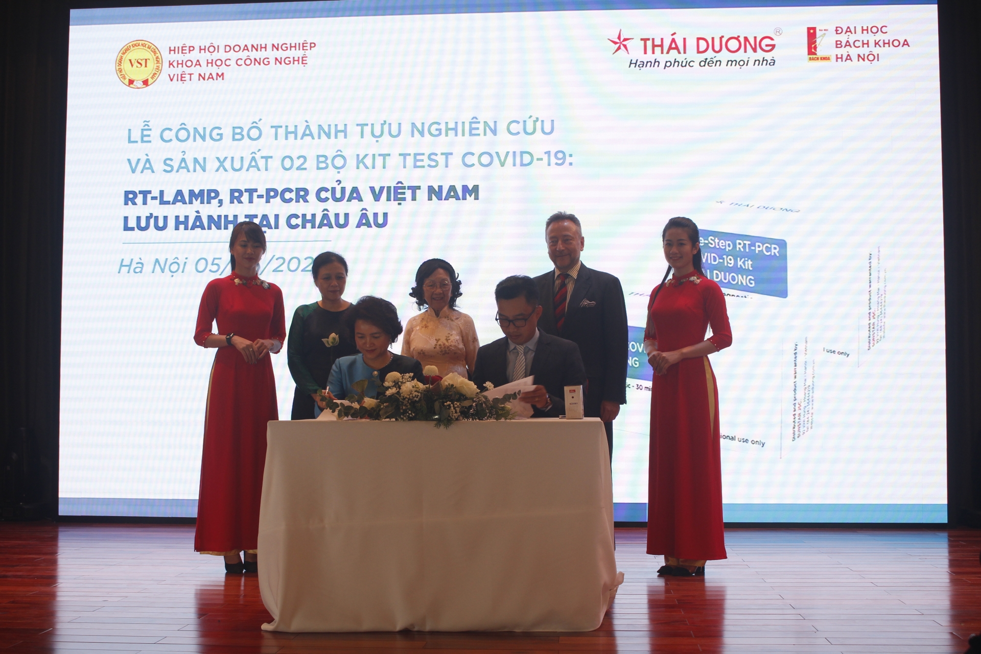 0245 cac dai bieu cung chung kien ky ket ban thoa thuan ghi nho ve viec phan phoi phat trien 2 bo kit tai hai thi truong bac au va chau au