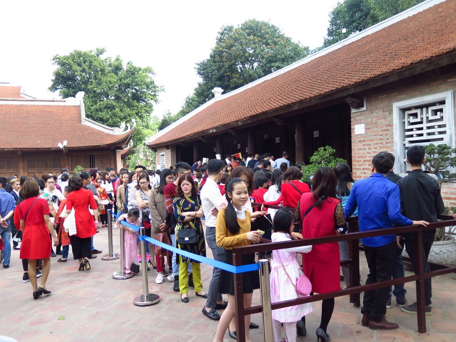 Hanoi residents seek calligraphy letters for Tet good lucks