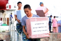 tet gifts from the mainland arrive at truong sa island