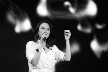 first vietnamese singer breaks onto billboard s world albums top 10
