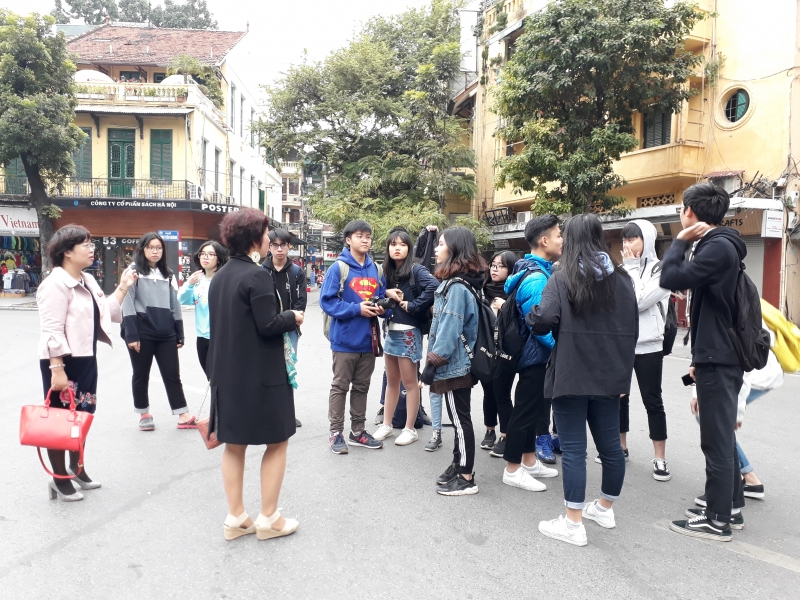 Students enjoy language learning tour in Hanoi's Old Quarters