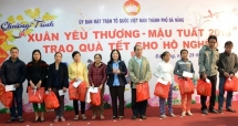 needy people and aodioxin victims receive tet gifts