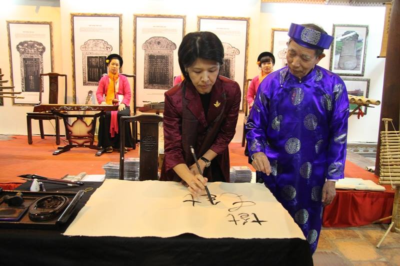 People flock to pagodas for a prosperous year ahead