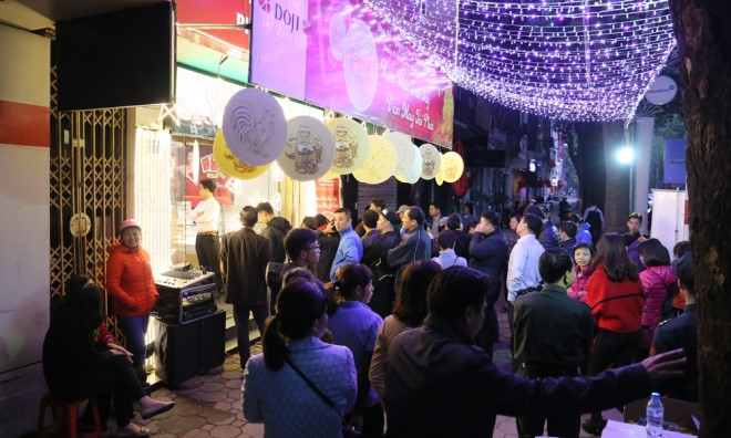 People flock to buy gold on God of Wealth Day
