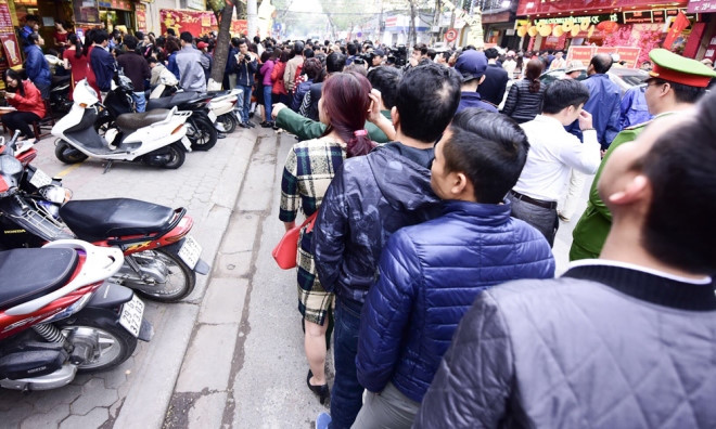 People flock to buy gold on God of Wealth Day