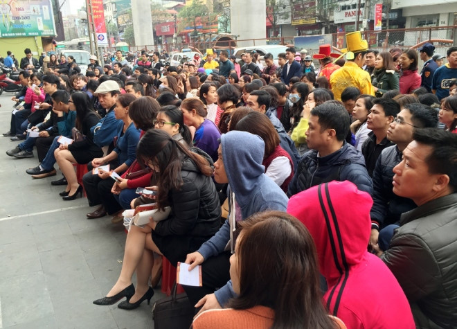 People flock to buy gold on God of Wealth Day