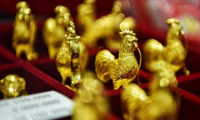 People flock to buy gold on God of Wealth Day