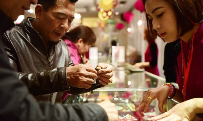 People flock to buy gold on God of Wealth Day