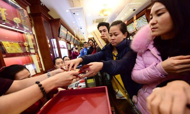 People flock to buy gold on God of Wealth Day