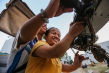 touching love story of dwarf couple in sai gon