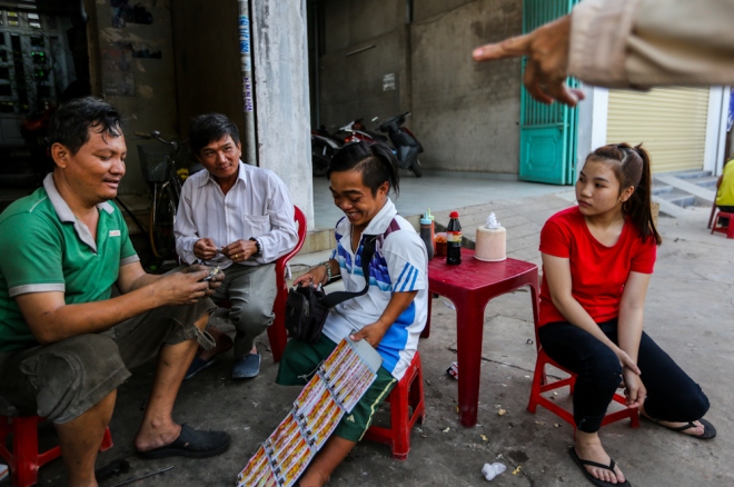 Touching love story of dwarf couple in Sai Gon