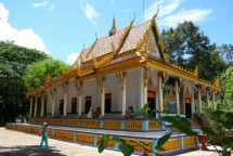 tet holiday visit two exotic pagodas in soc trang province