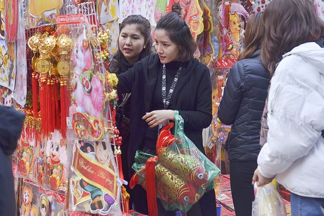 Hang Ma Street busy as the Kitchen Gods Day nears