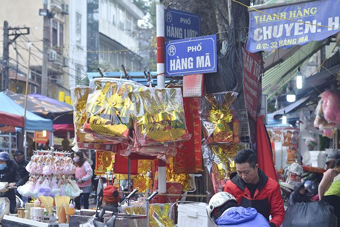 Hang Ma Street busy as the Kitchen Gods Day nears